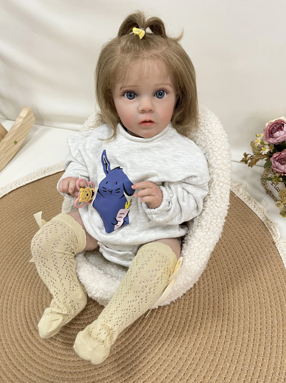 Clara – 60 cm-es puha szilikon újjászületett kislánybaba 3D festett vonásokkal és kézzel ültetett hajjal
