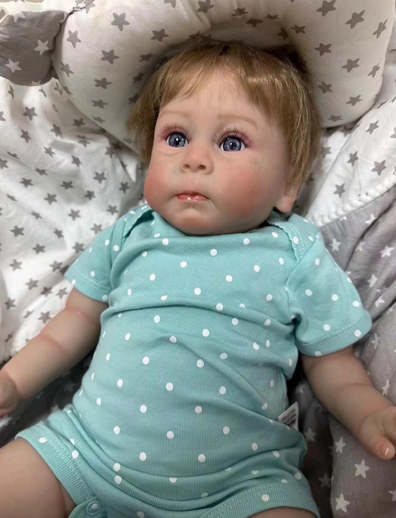Finn – 60 cm-es valósághű újjászületett baba kék szemekkel és kézzel ültetett hajjal
