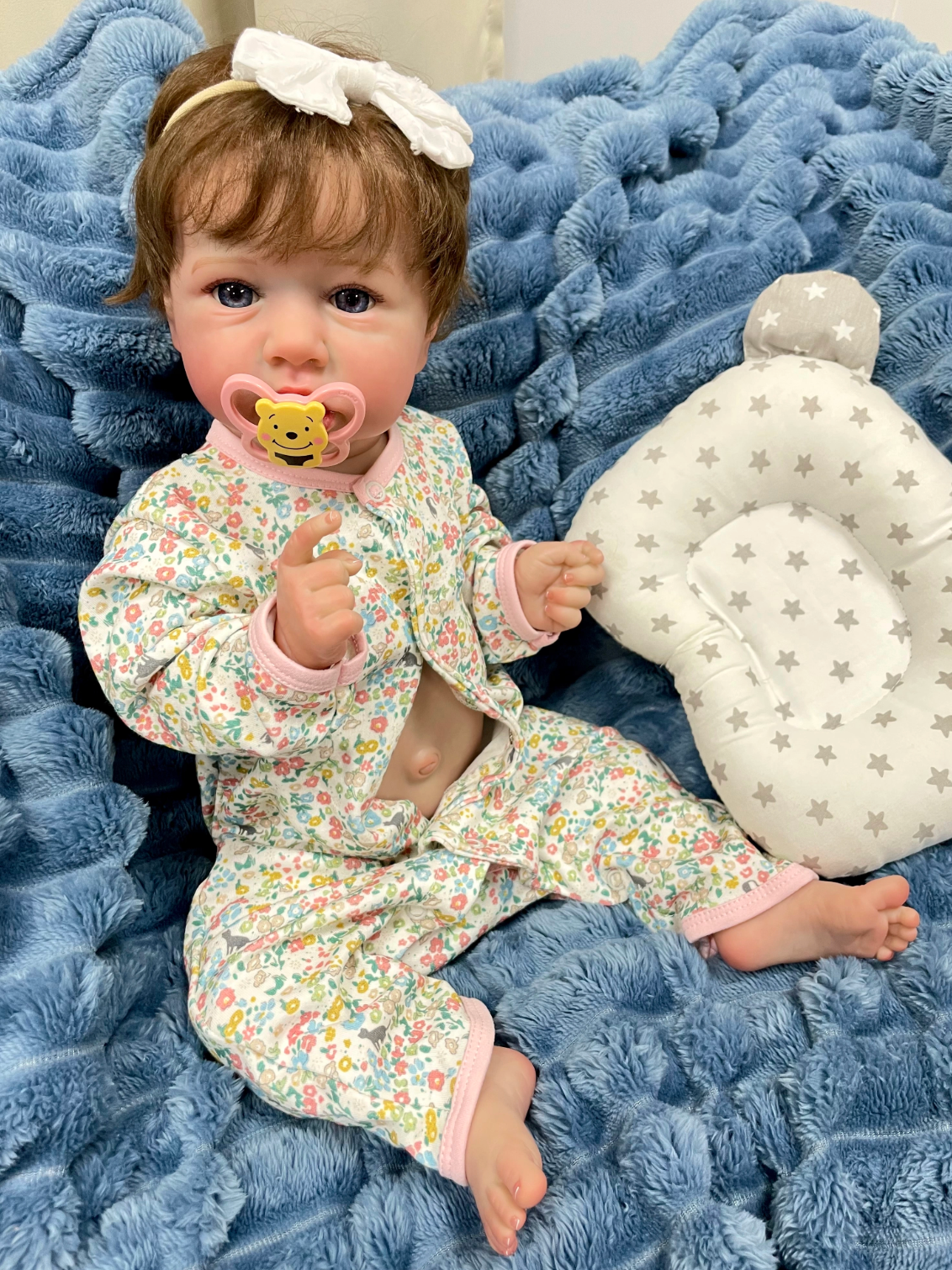 Maya – 55 cm-es teljes vinyl újjászületett kislánybaba 3D festett bőrrel és kiegészítőkkel