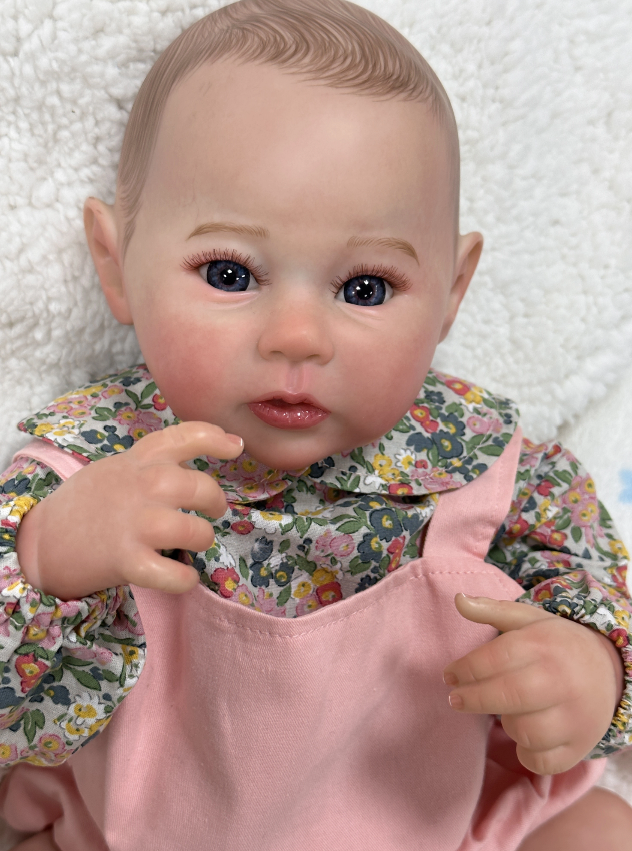 Olivia – 50 cm-es mosolygó újjászületett kislánybaba, valósághű szilikon vinyl újszülött