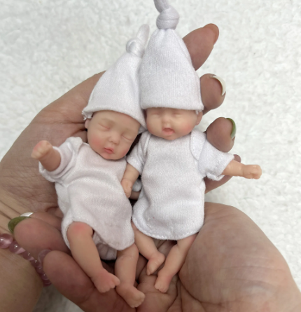 Puha Mini Szilikon Reborn Lánybaba (2 ruhadarab)