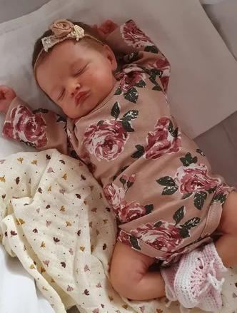 Alvó Újjászületett baby baba lány Rosalie barna hajjal