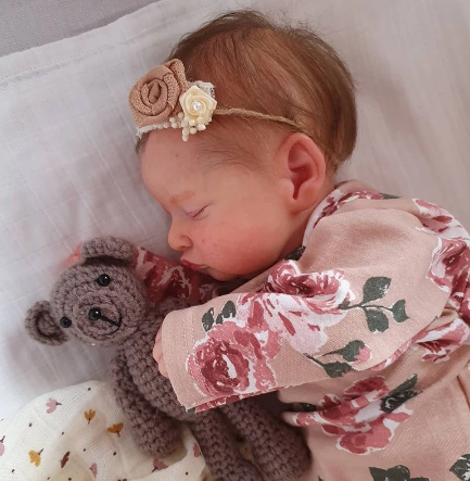Alvó Újjászületett baby baba lány Rosalie barna hajjal