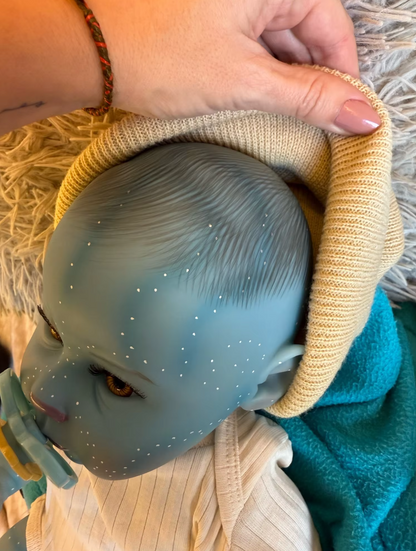 Avatar-ihlette sötétben világító újjászületett baba „Nova” – 50 cm, 3D festett bőr és látható erek