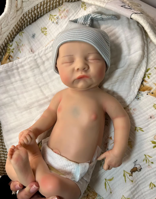 „Levi” – a játékos 40 cm-es teljes testű hiperrealisztikus szilikon újjászületett fiú