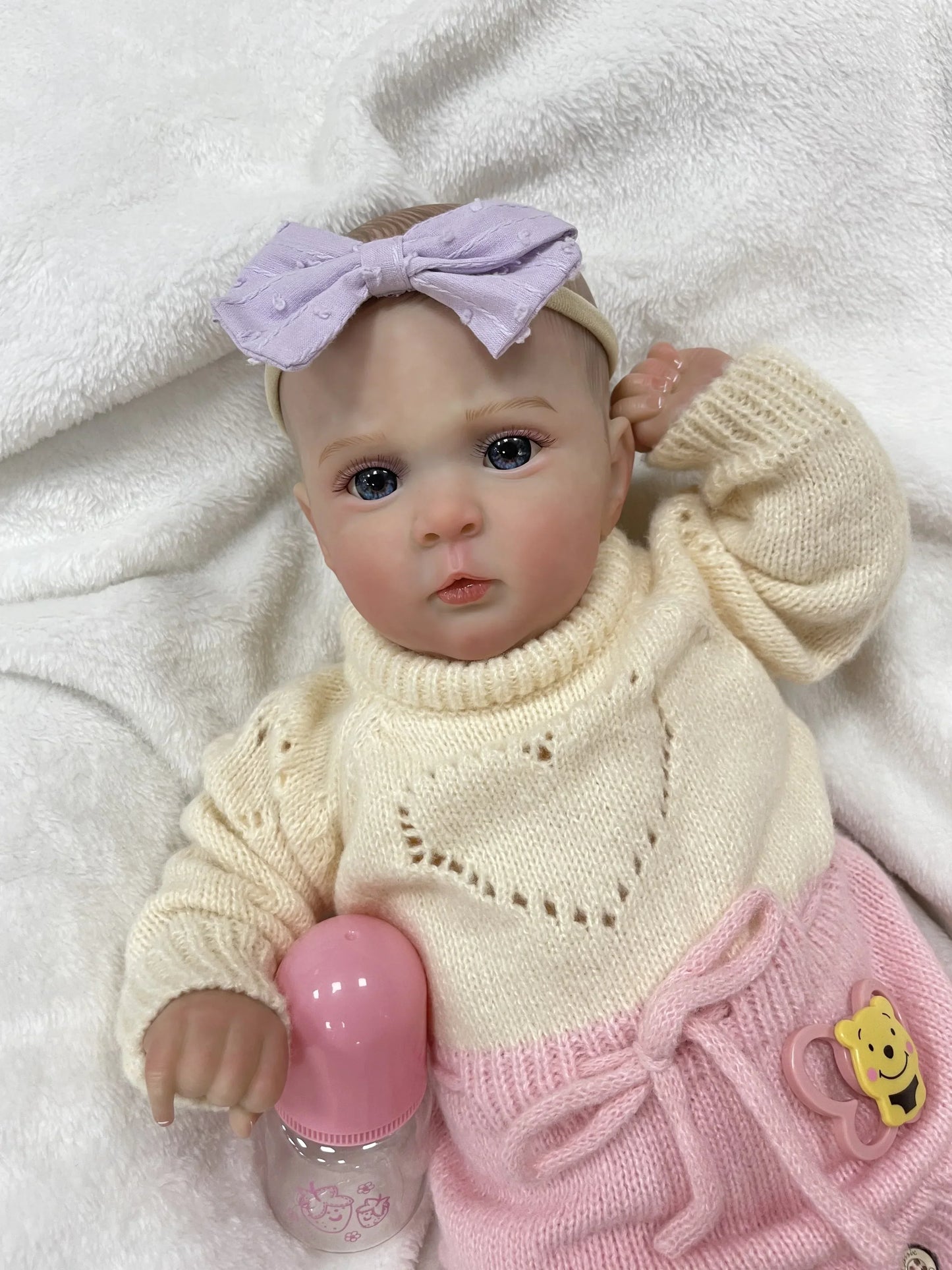 Lia – 48 cm-es aranyos újjászületett babababa kék szemekkel és puha, ölelős testtel