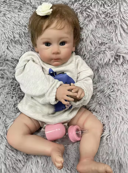 Lilly – 60 cm-es valósághű újjászületett kislánybaba kék szemekkel és kézzel ültetett hajjal