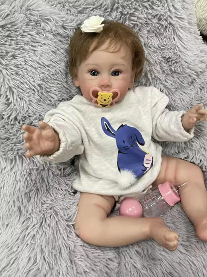 Lilly – 60 cm-es valósághű újjászületett kislánybaba kék szemekkel és kézzel ültetett hajjal