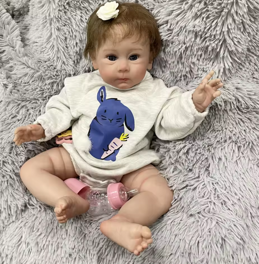 Lilly – 60 cm-es valósághű újjászületett kislánybaba kék szemekkel és kézzel ültetett hajjal