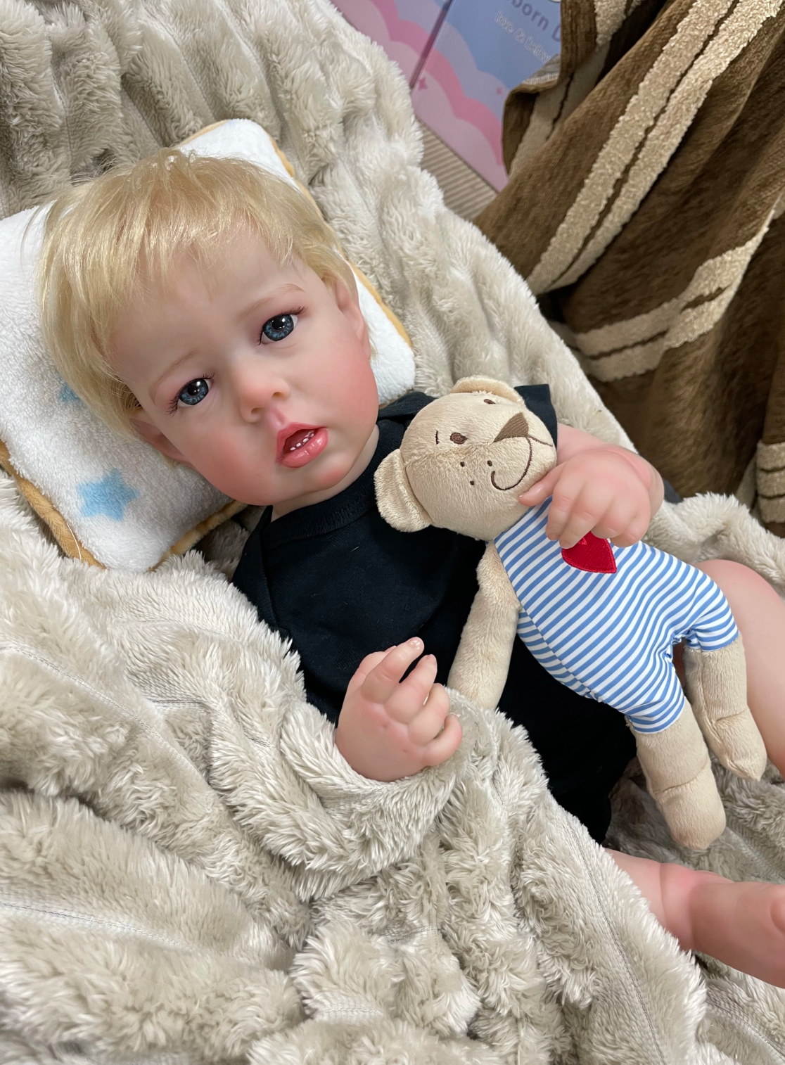 Rowan – 55 cm-es valósághű újjászületett baba 3D bőrrel és kézzel gyökerezett hajjal