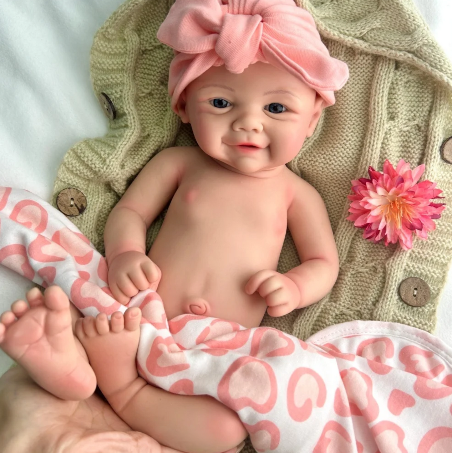Vivienne – 43 cm-es teljes testű szilikon újjászületett baba