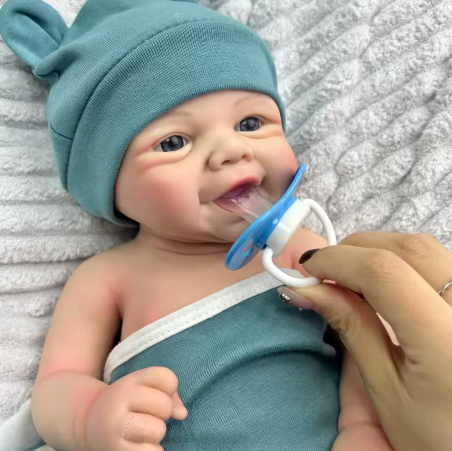 Vivienne – 43 cm-es teljes testű szilikon újjászületett baba