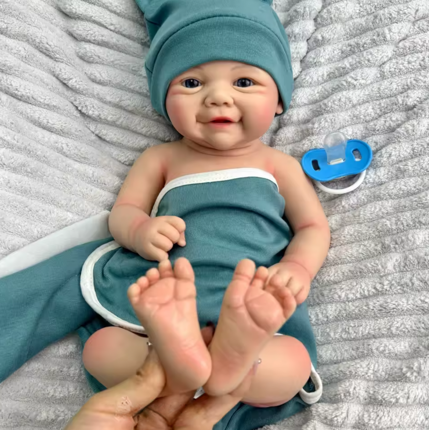 Vivienne – 43 cm-es teljes testű szilikon újjászületett baba