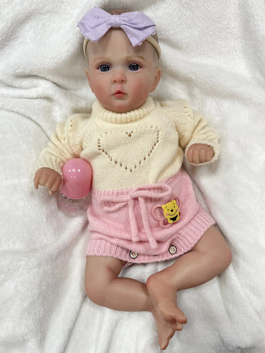 Lia – 48 cm-es aranyos újjászületett babababa kék szemekkel és puha, ölelős testtel