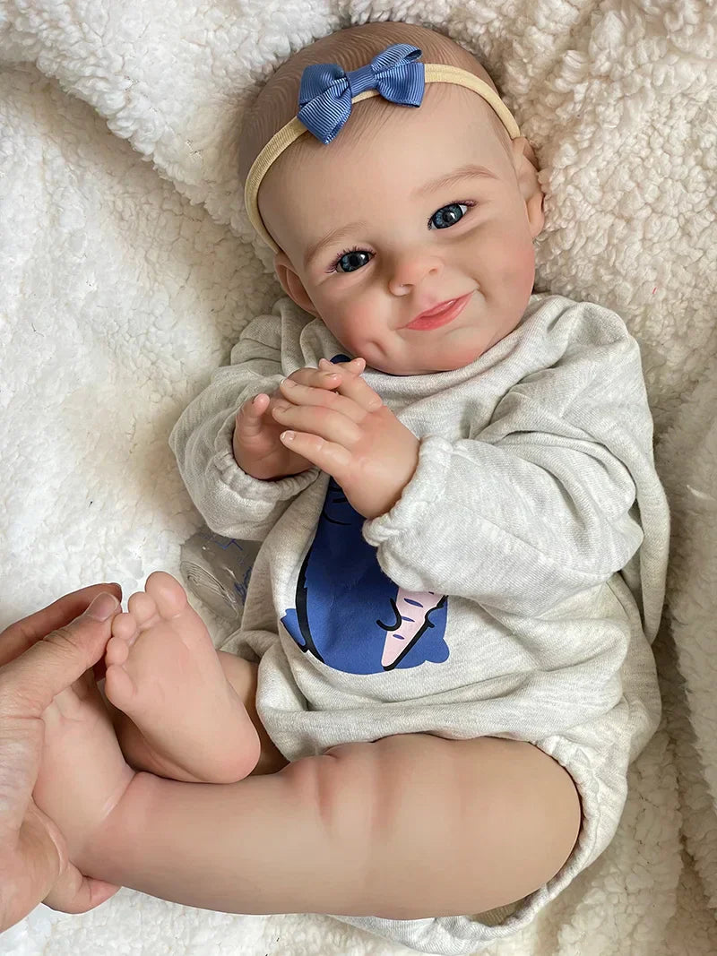 Mia – 50 cm-es mosolygó újjászületett baba élénk kék szemekkel és puha, ölelős testtel