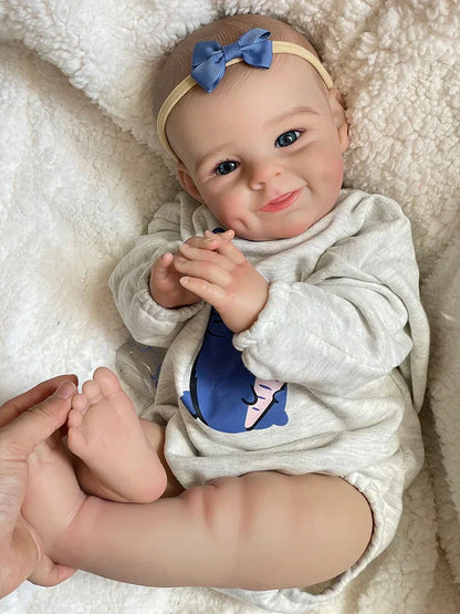 Mia – 50 cm-es mosolygó újjászületett baba élénk kék szemekkel és puha, ölelős testtel